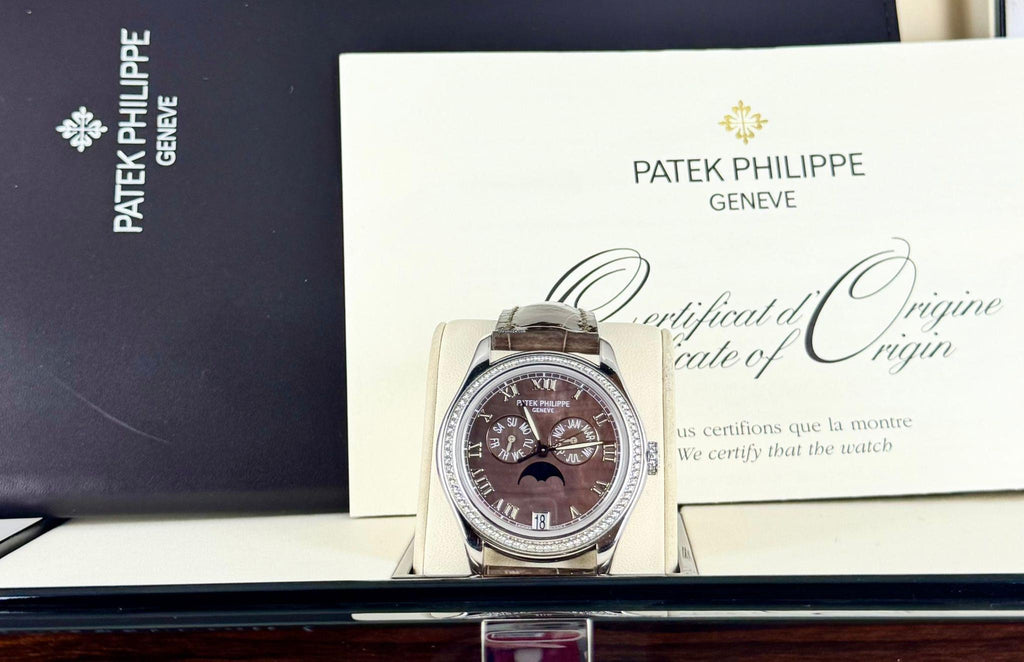 Patek Philippe Annual Calendar Komplikationen Jahreskalender Werksdiamanten Perlmutt-Zifferblatt Box und Papiere