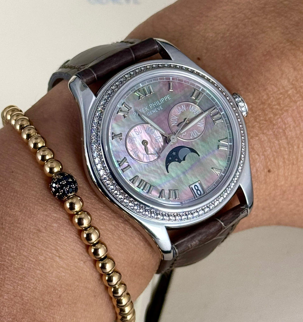 Patek Philippe Annual Calendar Komplikationen Jahreskalender Werksdiamanten Perlmutt-Zifferblatt Box und Papiere