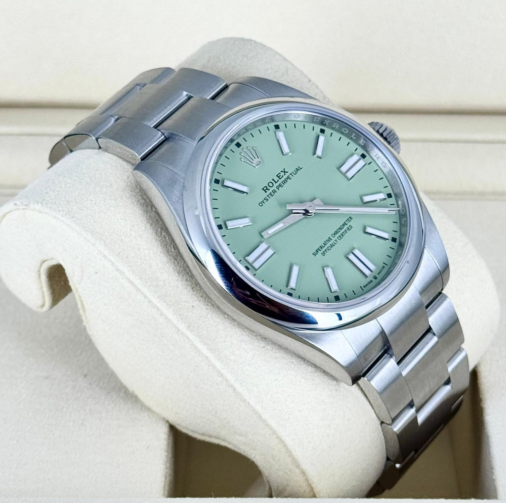 Rolex Oyster Perpetual Date, Edelstahl, Zifferblatt „Pistazie“ (2025), neu, frisches Datum, Full Set inkl. weißem Anhänger