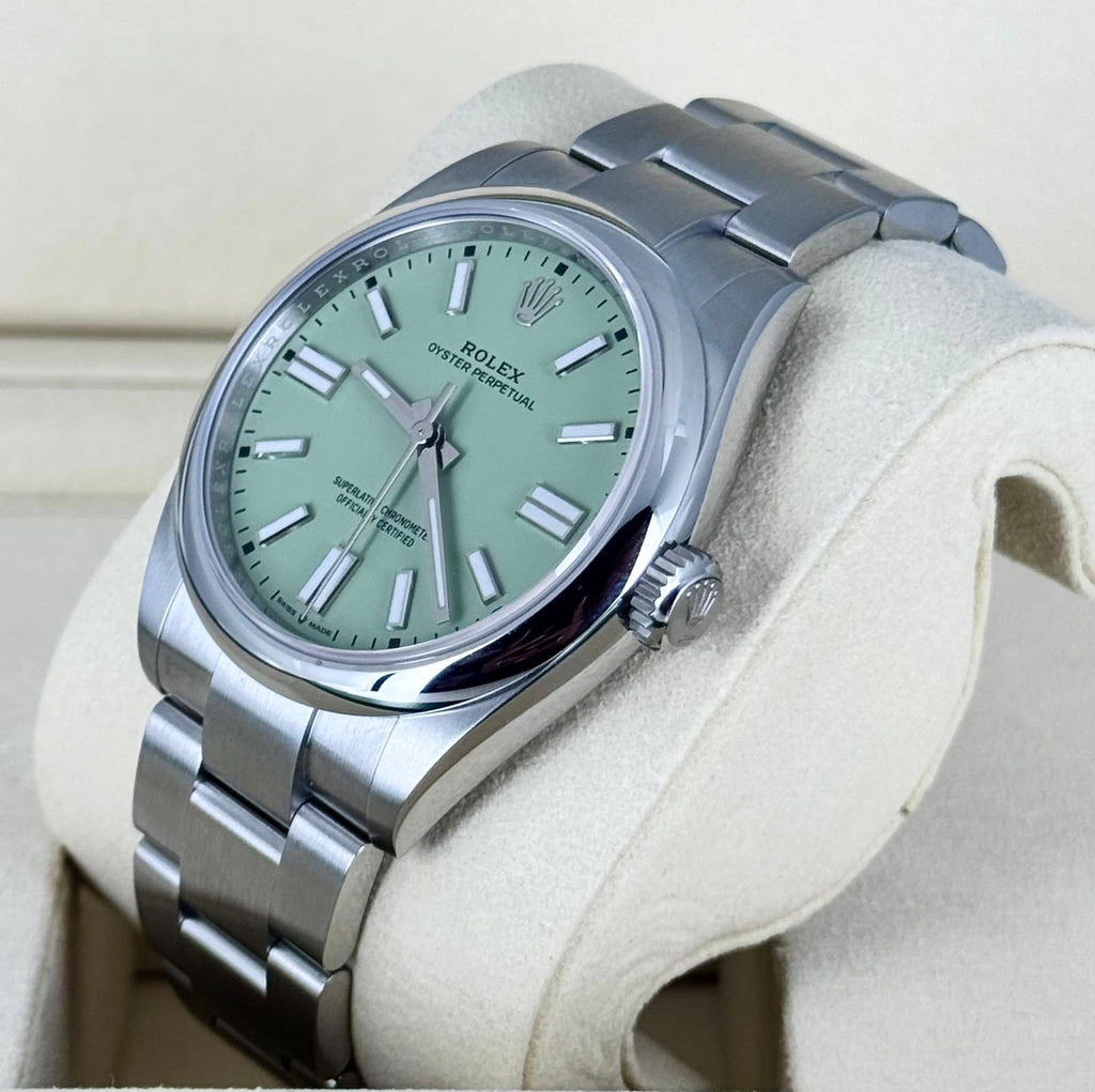 Rolex Oyster Perpetual Date, Edelstahl, Zifferblatt „Pistazie“ (2025), neu, frisches Datum, Full Set inkl. weißem Anhänger
