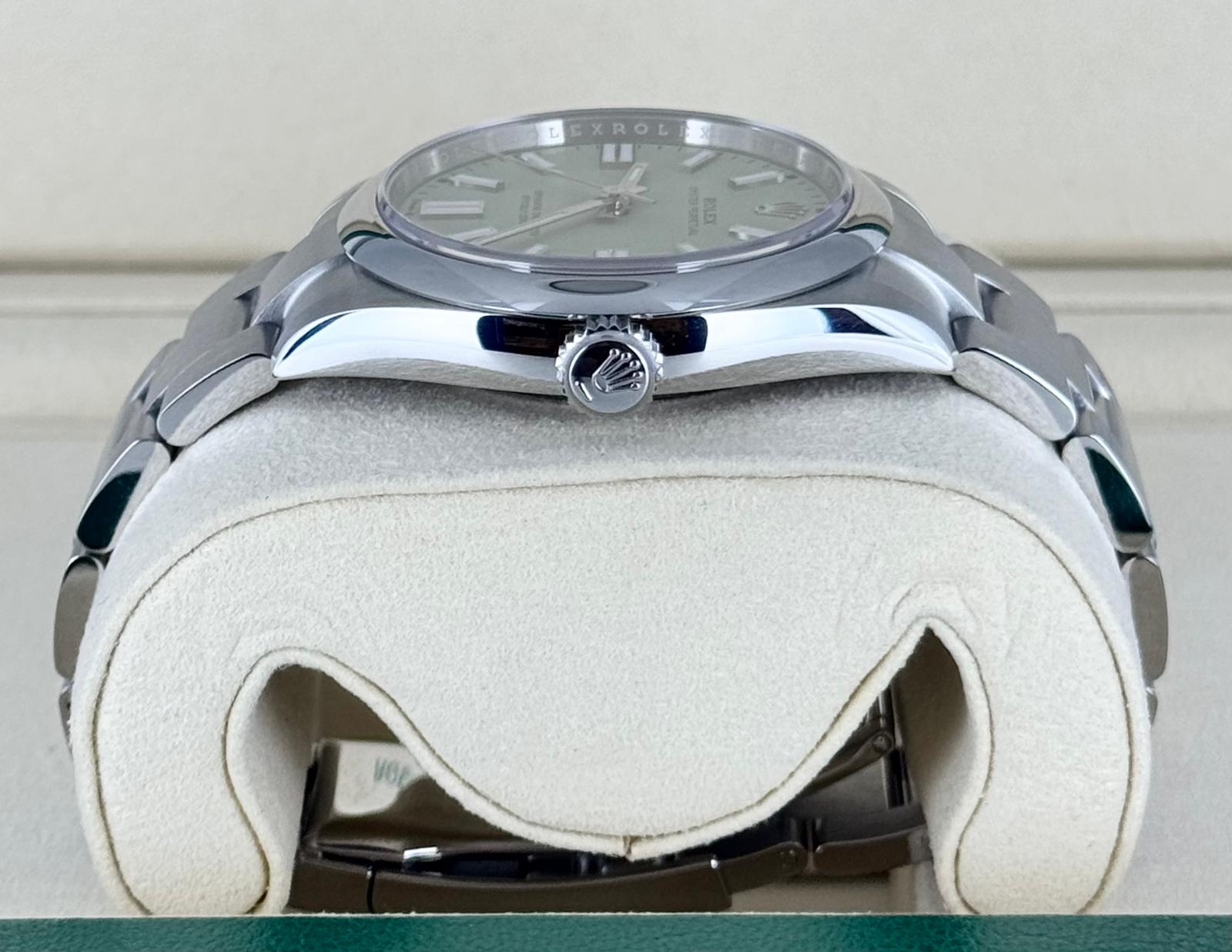Rolex Oyster Perpetual Date, Edelstahl, Zifferblatt „Pistazie“ (2025), neu, frisches Datum, Full Set inkl. weißem Anhänger
