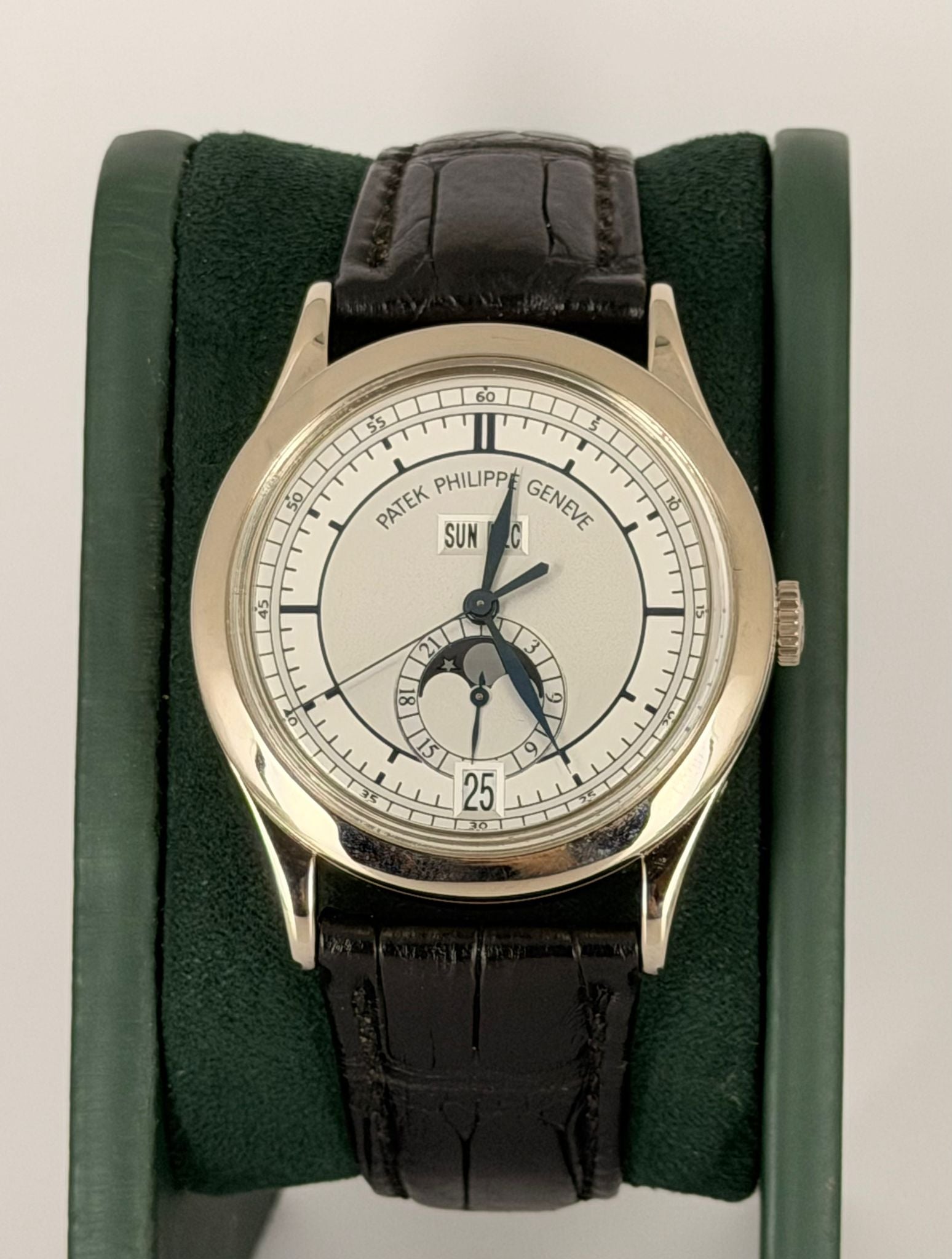 Patek Philippe Annual Calendar, 2008, 18K Weißgold, Box und Papiere, blaue Anzeigen