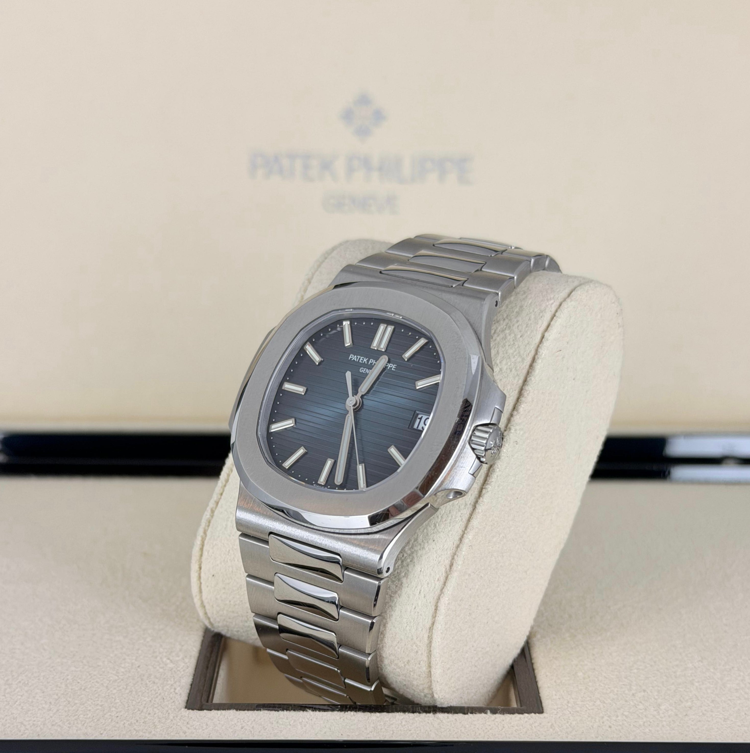 Patek Philippe Nautilus 5711 Blaues Zifferblatt mit Box und Papieren