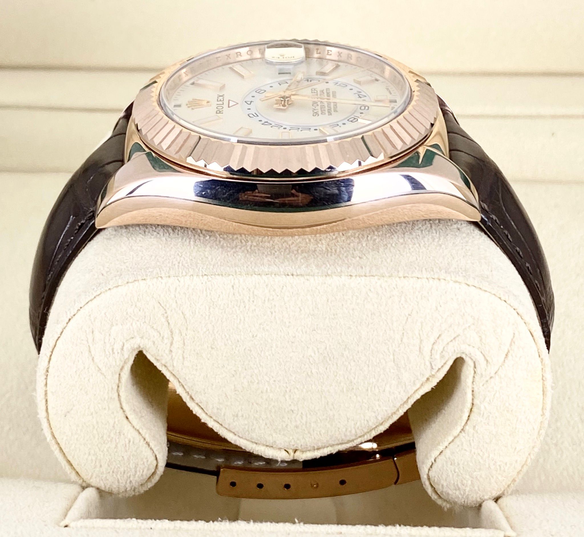 Rolex Sky-Dweller, Roségold, weißes Zifferblatt, Lederarmband