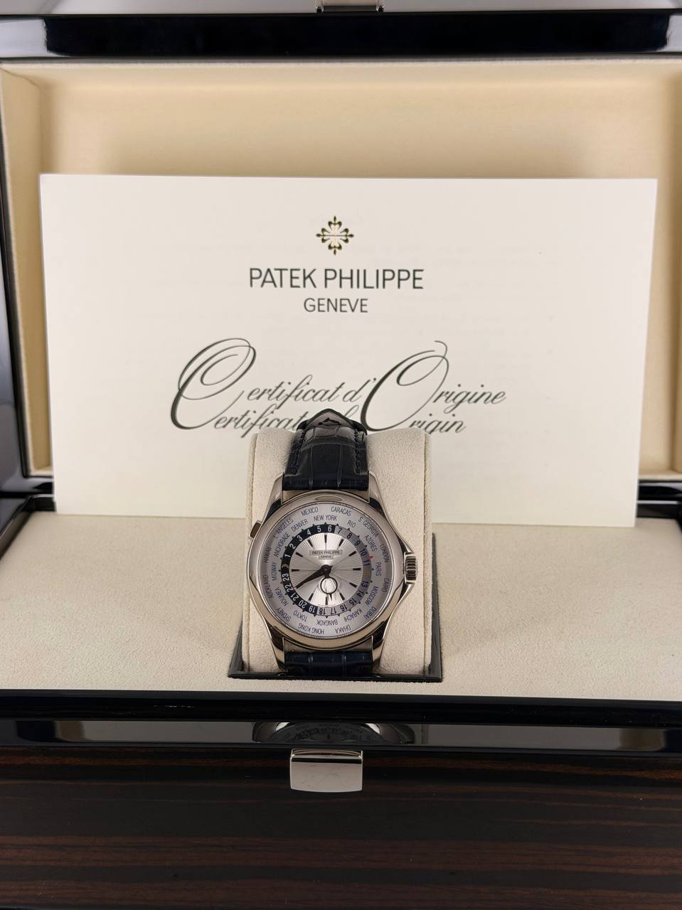 Patek Philippe World Time Ref. 5130G, 2012, wie neu, 18K Weißgold, Box und Papiere