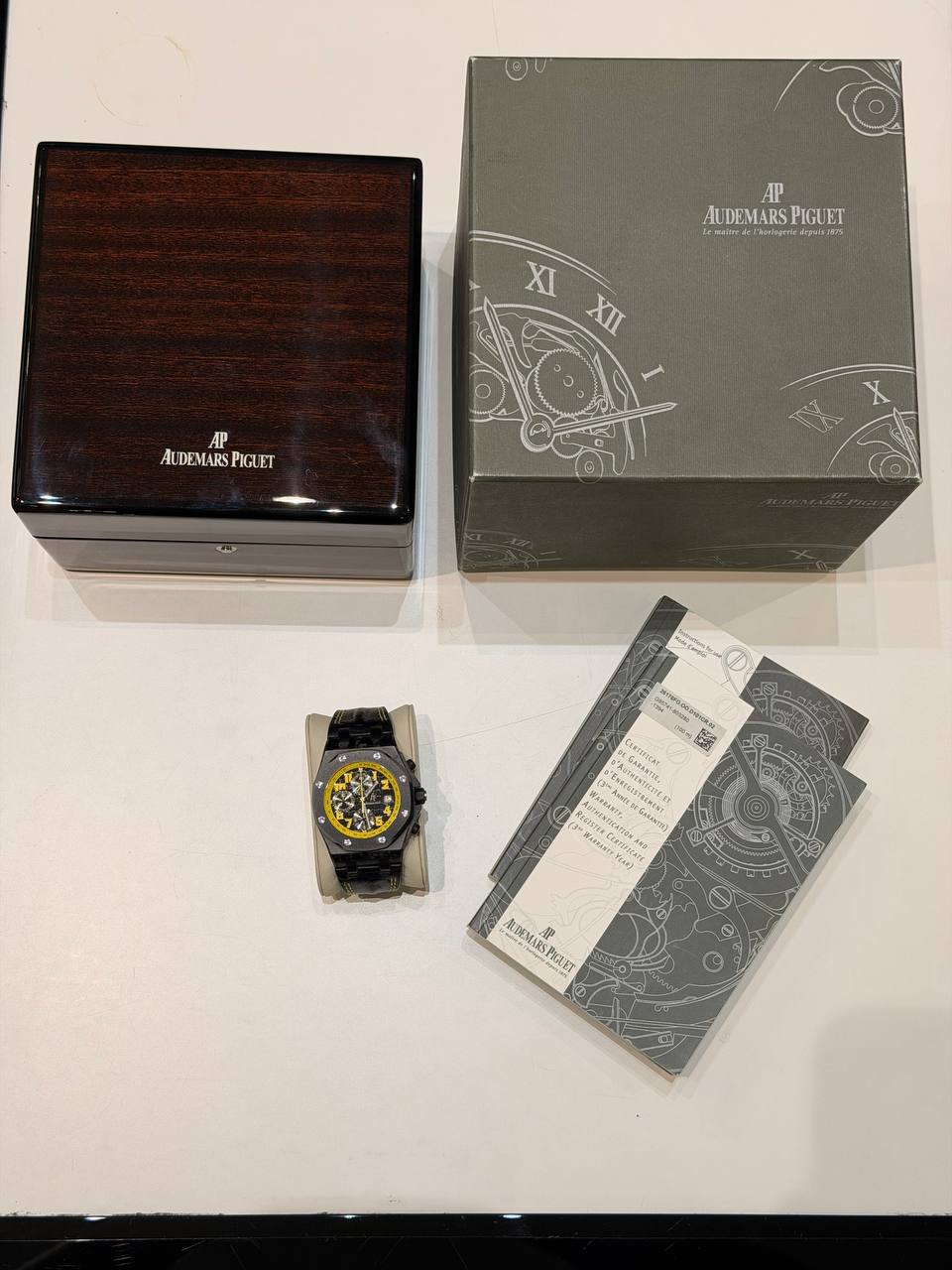 Audemars Piguet Royal Oak Offshore Chronograph „Bumble Bee“, Full Set, neuwertiger Zustand