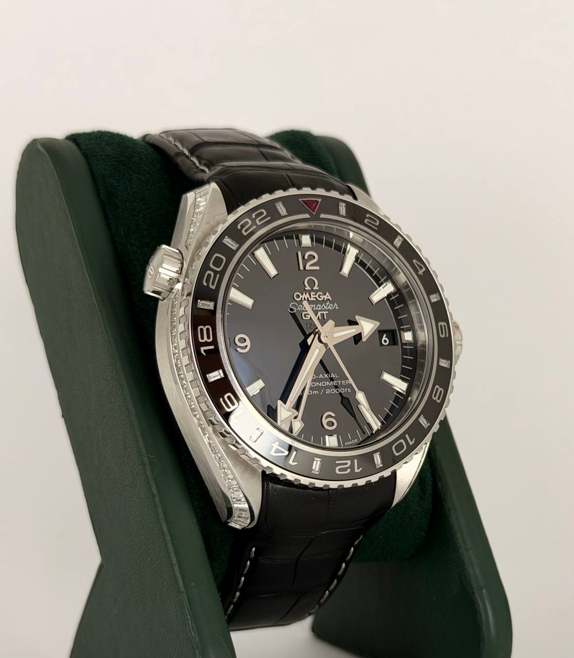 Omega Seamaster Planet Ocean 600 m Co-Axial GMT, limitierte Edition Abu Dhabi, Box, Zubehör und Omega-Archiv